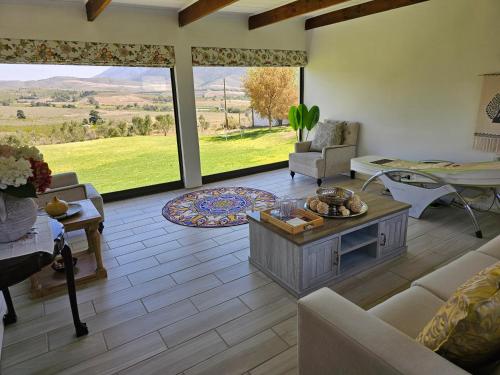 VilliersdorpValley View Eco Country Estate - Paradise in the Winelands的客厅配有沙发和桌子