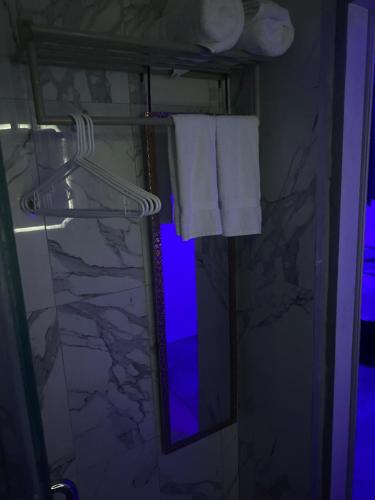Bon AccordHCeas guest apartment的一间带毛巾架和镜子的浴室