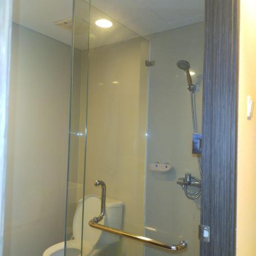 Sepinggang-besarApartemen Skylounge Balikpapan 2BR的浴室设有玻璃淋浴间和卫生间