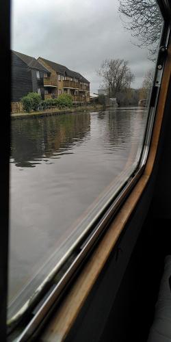 伦敦Boutique Canal Narrow Boat London的从船窗欣赏河景