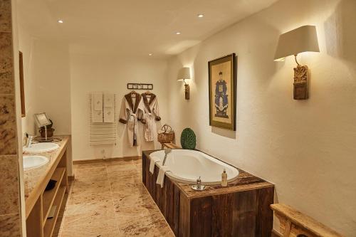 布尔格BLEICHE RESORT & SPA的大型浴室设有两个盥洗盆和浴缸。