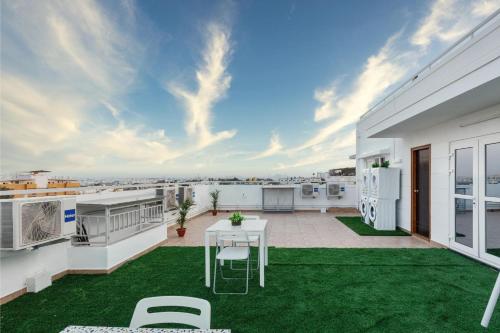班加罗尔Olive Serviced Apartments BTM Layout的白色的房子,设有庭院和绿草