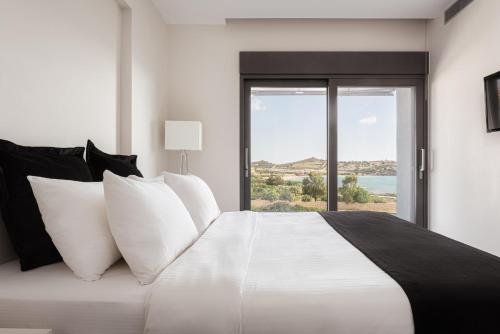 苏尼翁Cape Sea View Residence at Sounio的卧室设有一张大白色的床和大窗户