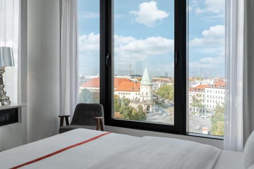 慕尼黑慕尼黑红宝石百合酒店的市景卧室 - 带1张床