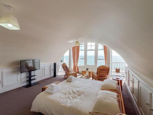 拉姆斯盖特海景度假屋的一间卧室设有一张大床,享有海景