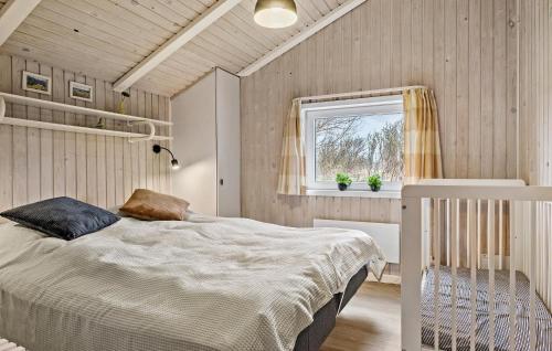 博利尔马克丹麦拉科尔克度假酒店的一间卧室设有一张床和一个窗口