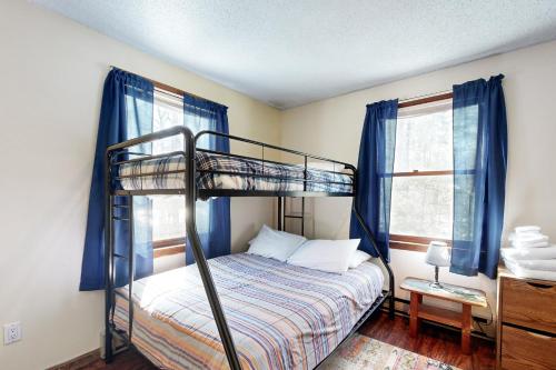 巴特利特Whispering Brook Townhouse的一间卧室配有带蓝色窗帘的双层床