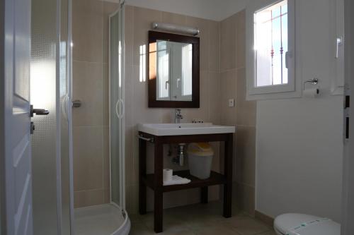 维琪奥港Résidence Tamaris 2的一间带水槽、淋浴和卫生间的浴室