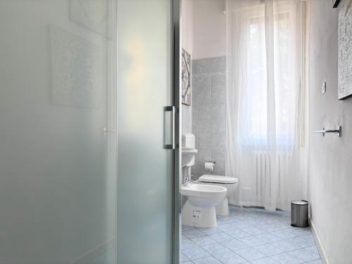 费拉拉Casa Sibilla的一间带卫生间和玻璃淋浴间的浴室