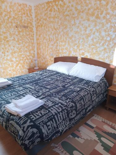 蓬塔阿雷纳斯Lenga的一间卧室配有一张带蓝白色毯子的床
