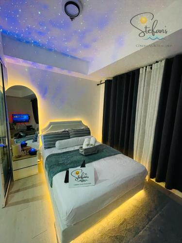 马尼拉Stefan's Cómodo Azure Staycation的一间卧室设有两张星空天花板的床。