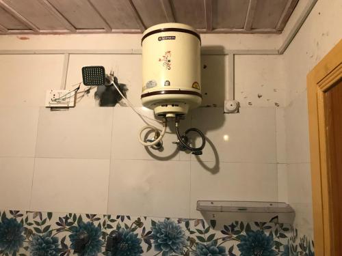 KalghaLibrary cafe的浴室墙上的摄像头