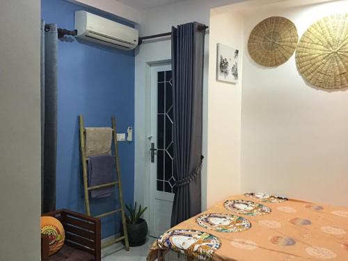 Phumĭ Ta PhŭlKittya Homestay的一间卧室设有一张床和蓝色的墙壁