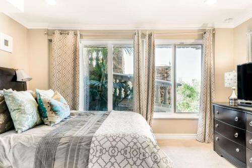 拉古纳海滩Unparalleled Villa Apartment in an Enchanting Village的一间卧室设有一张床和一个窗口