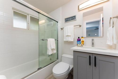 拉古纳海滩100 NEW STUNNING HUGE HOME, GARDEN BEACH, RESERVED PARKING的带淋浴、卫生间和盥洗盆的浴室