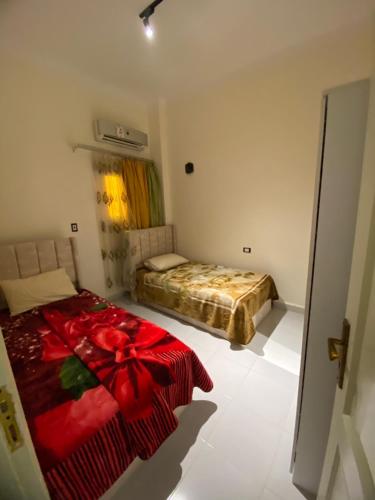 赫尔格达Villa in hurghada的一间卧室,配有两张床