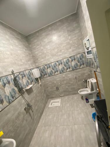 赫尔格达Villa in hurghada的带淋浴、卫生间和盥洗盆的浴室