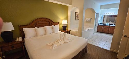 奥兰多Best Disney Resort Condo Orlando的一间酒店客房,配有一张带毛巾的床