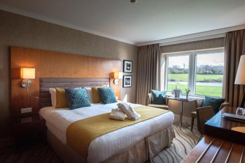 赖德湖畔公园酒店&SPA的酒店客房设有床和窗户。
