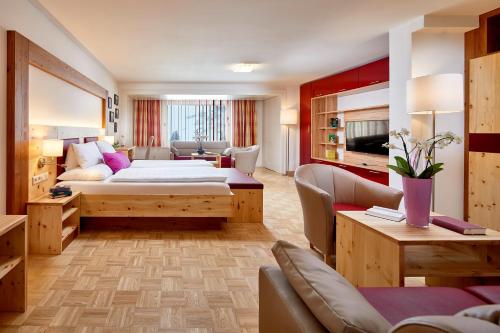 上陶恩阿尔宾纳酒店 的酒店客房设有床和客厅。