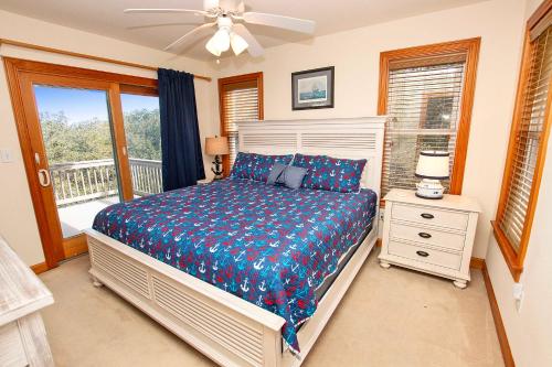 科罗拉OS2J, Jeanes Dream- Oceanside, Hot Tub, Lake Views!的一间卧室设有一张床和一个阳台
