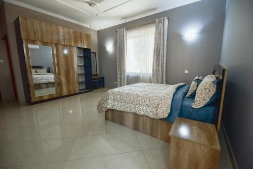 BunjuGOWON BnB的一间卧室配有一张床和一面大镜子