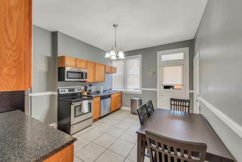 Ravishing 2-Story Unit in STL 2E的厨房或小厨房