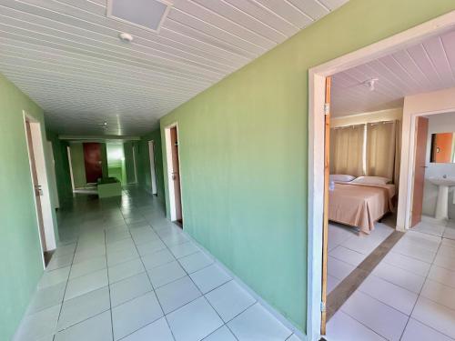 若昂佩索阿Pousada Manaíra的走廊上设有卧室和卧室。