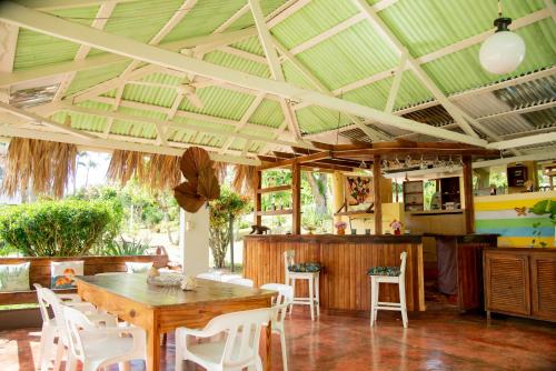 拉斯加勒拉斯Las Mariposas的一间带木桌和椅子的用餐室