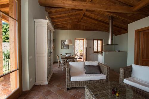 利莫内-苏尔加达Villa Limone的客厅配有沙发和桌子