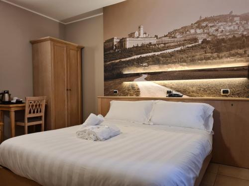 阿西西克拉丹酒店的一间卧室配有一张壁画床