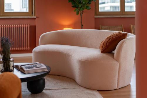柏林The Charming by Curt Suites的客厅配有一张白色椅子和一张桌子