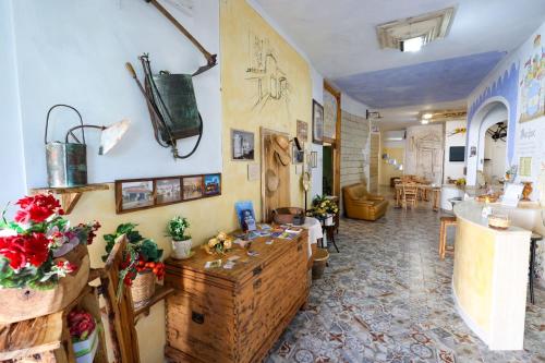 莫尔恰诺迪莱乌卡Antico Borgo Marchese的一间带柜台的客厅和一间带客厅的客厅。