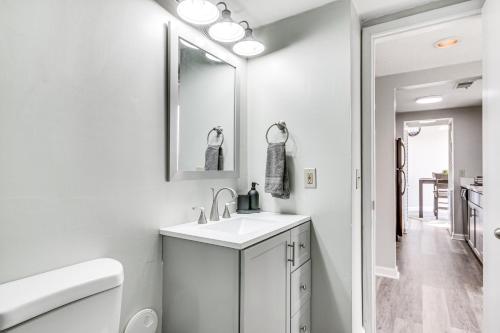 哥伦比亚Columbia Vacation Rental - Walk to UofSC Campus!的白色的浴室设有水槽和镜子
