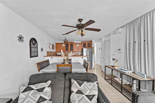 林康Lupa Guesthouse affordable family home的带沙发和吊扇的客厅