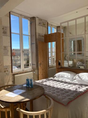 阿尔桑雷塞内查尔酒店的一间卧室配有一张大床和一张桌子