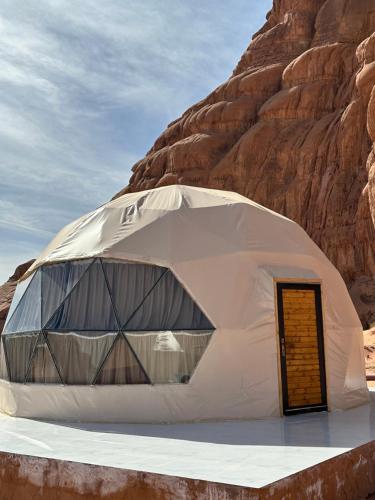 瓦迪拉姆Wadi Rum Grand的沙漠中的一个圆顶帐篷
