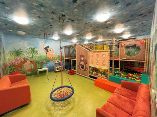 多尔尼莫拉瓦Hotel Jirinka的儿童游戏室,内设秋千