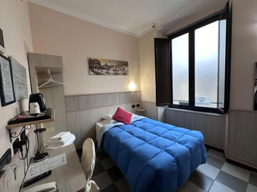 热那亚加拉塔酒店的酒店客房设有蓝色的床和窗户。
