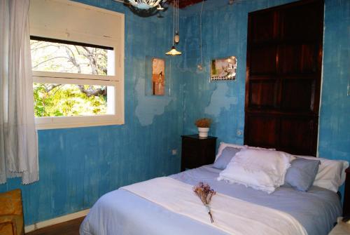 班约莱斯Apartamento con encanto Can Brugada的蓝色的卧室设有床和窗户