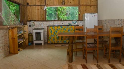 大塞拉Sitio recanto da natureza的厨房配有桌子和冰箱