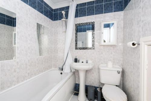 华盛顿Central Washington Apartment的浴室配有盥洗盆、卫生间和浴缸。