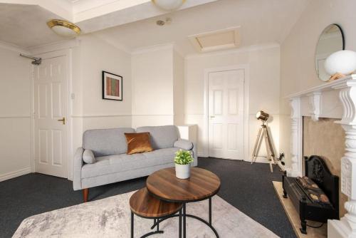华盛顿Central Washington Apartment的客厅配有沙发和桌子
