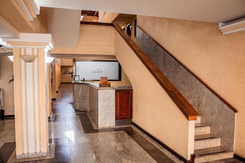 PenápolisSakr Hotel的大楼内带楼梯的走廊