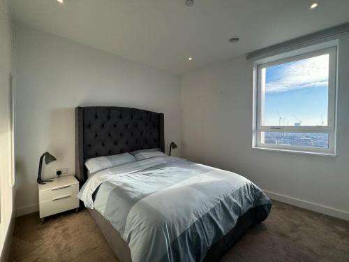 伦敦Luxury 2B2B in central London的一间卧室设有一张大床和一个窗户。