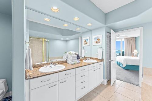 奥兰治比奇Caribe Resort Unit B603的一间带两个盥洗盆的浴室和一间带一张床的卧室