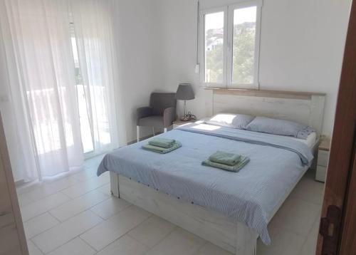 尤塔哈Adriatic Family House的一间卧室配有一张床,上面有两条毛巾