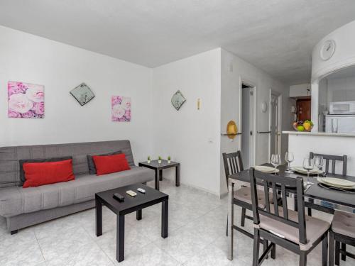 贝纳尔马德纳圣弗朗西斯科公寓的客厅配有沙发和桌子
