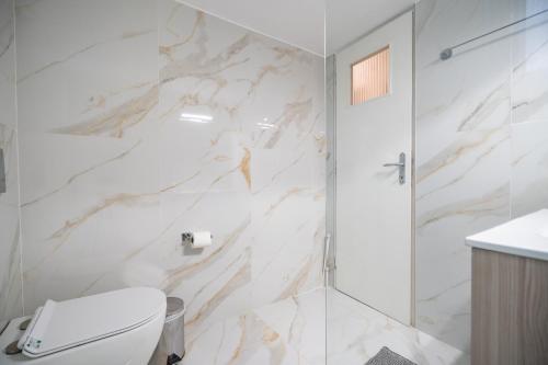 雅典Neo Irakleio train st. 1 bedrm 4 pers. apartment的带淋浴和卫生间的白色浴室