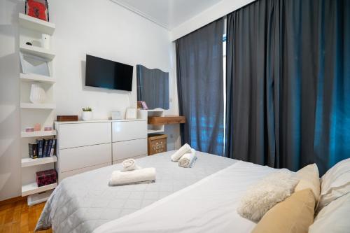 雅典Neo Irakleio train st. 1 bedrm 4 pers. apartment的一间卧室配有带毛巾的床